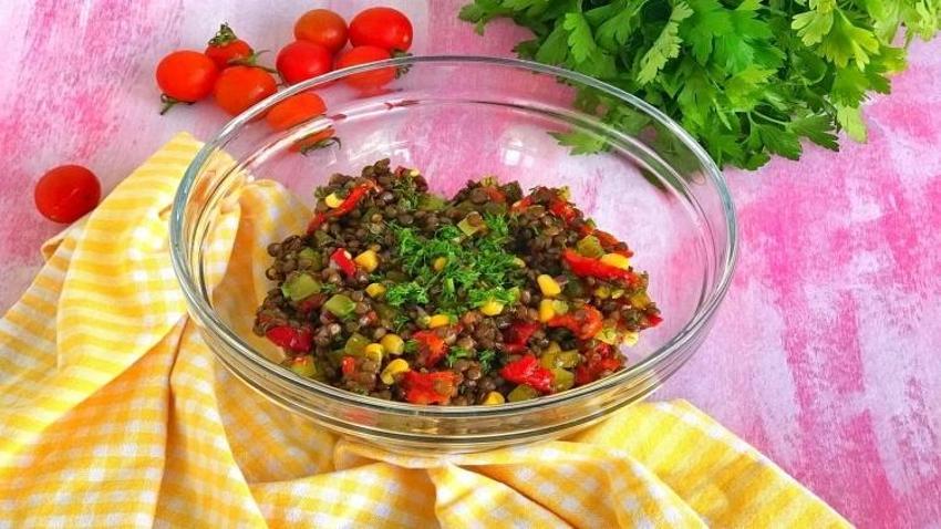 Yaz salatasına buyurun: Köz biberli yeşil mercimek salatası tarifi!