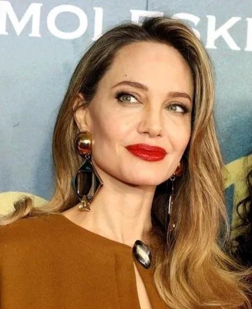 Anjelina Jolie hastalığını bu yöntemle gizliyor! Yeni tarzı garip karşılandı
