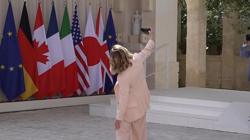 G7 Zirvesi'ne damga vuran anlar: Bir kadın bu kadar bekletilmez