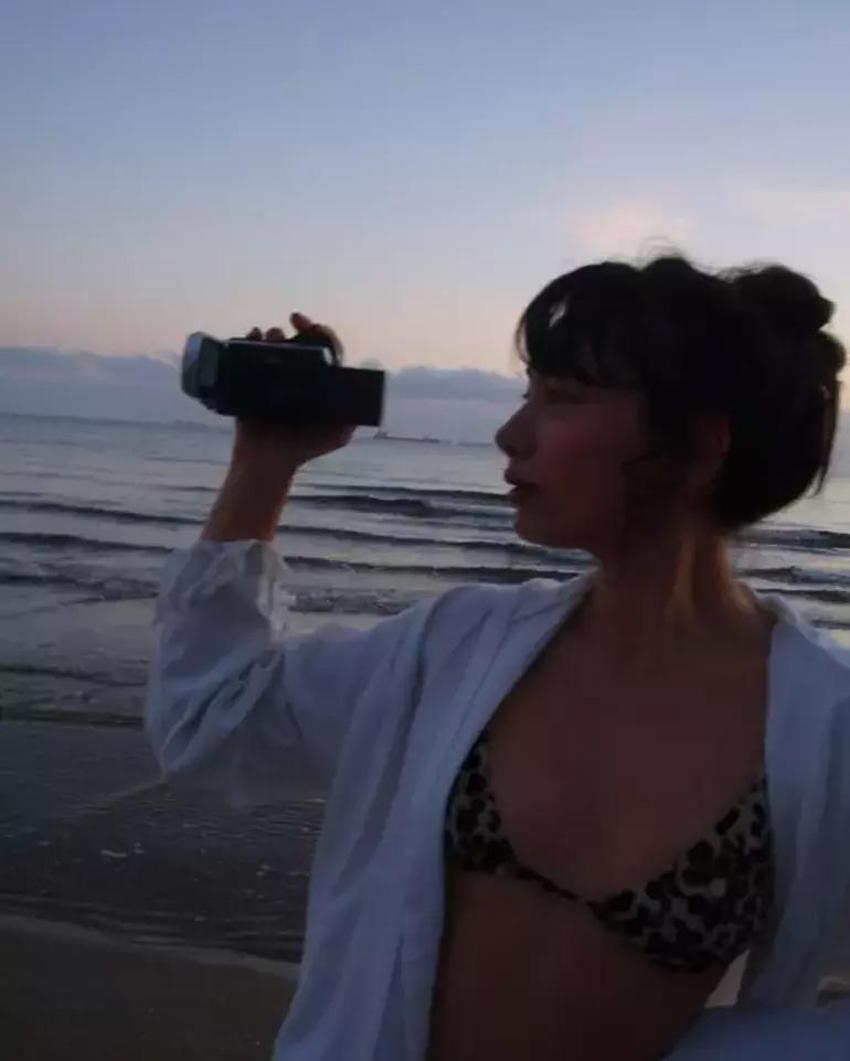 Neslihan Atagül sabah 05.00'te bikinisini giyip sahile indi, resmen yorum yağdı