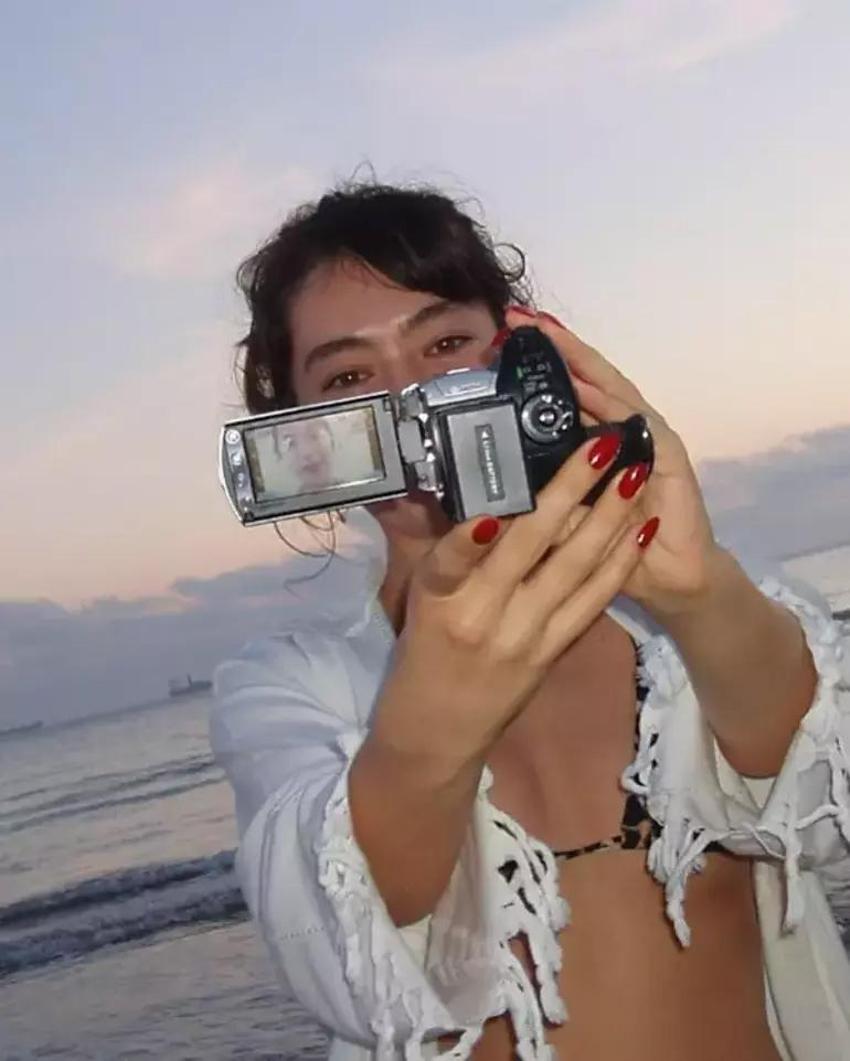 Neslihan Atagül sabah 05.00'te bikinisini giyip sahile indi, resmen yorum yağdı