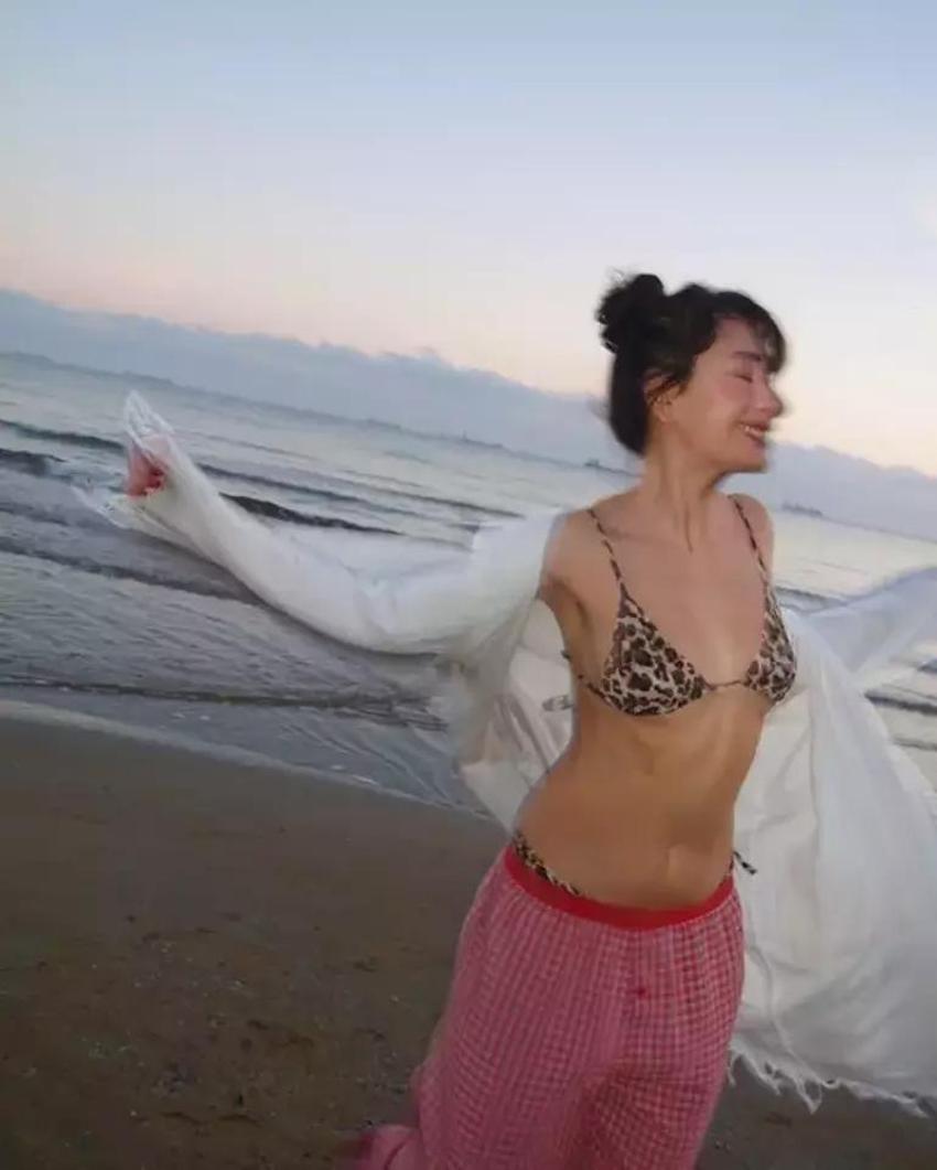 Neslihan Atagül sabah 05.00'te bikinisini giyip sahile indi, resmen yorum yağdı