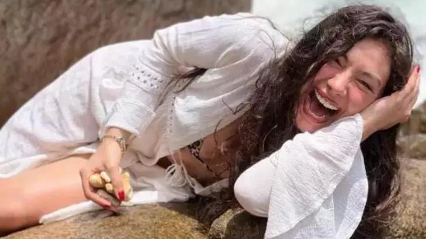 Neslihan Atagül sabah 05.00'te bikinisini giyip sahile indi, resmen yorum yağdı