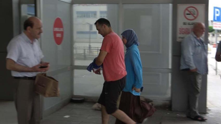 Kızgın boğa mezarlığa daldı: İki kişiyi yaraladı, kabir ziyaretine gelenler çıkartıldı