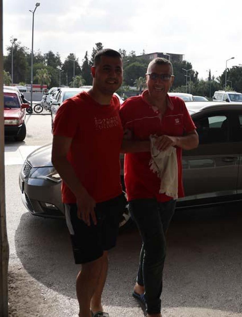 Kızgın boğa mezarlığa daldı: İki kişiyi yaraladı, kabir ziyaretine gelenler çıkartıldı