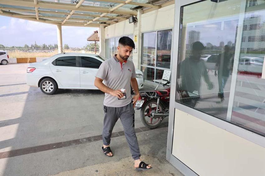 Kızgın boğa mezarlığa daldı: İki kişiyi yaraladı, kabir ziyaretine gelenler çıkartıldı