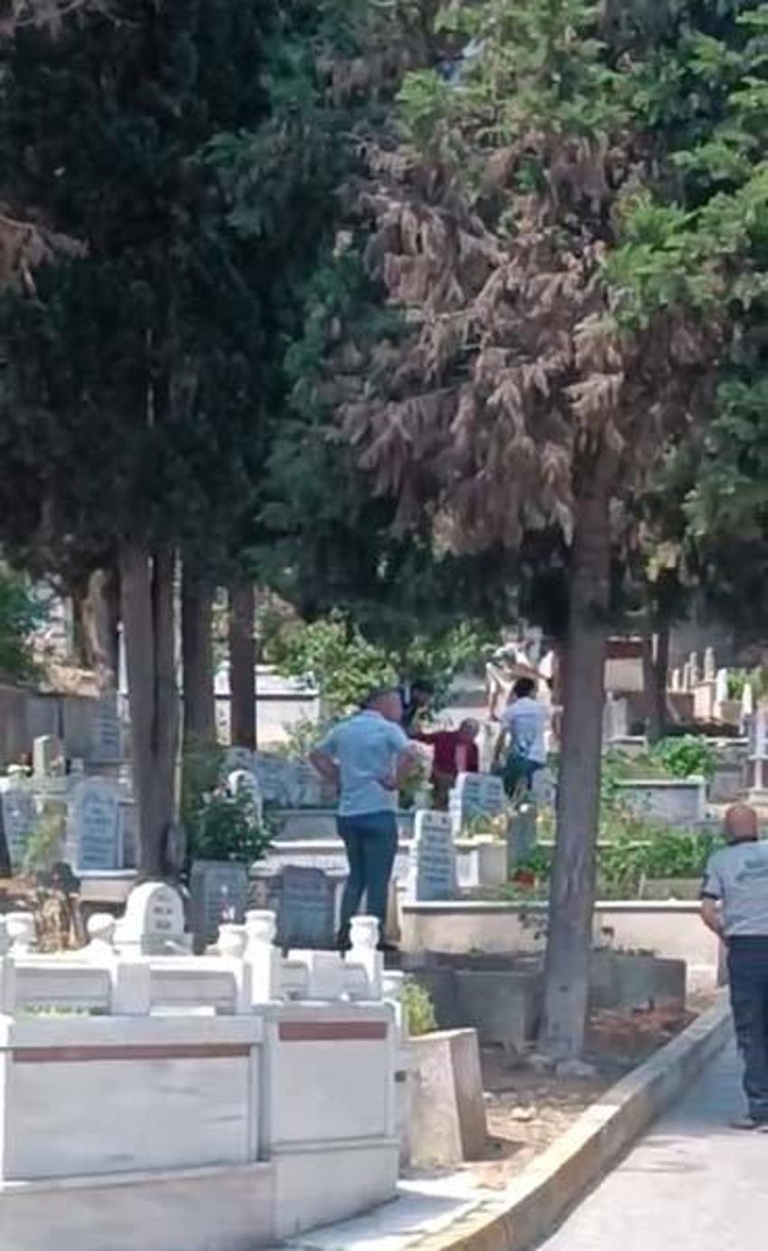 Kızgın boğa mezarlığa daldı: İki kişiyi yaraladı, kabir ziyaretine gelenler çıkartıldı