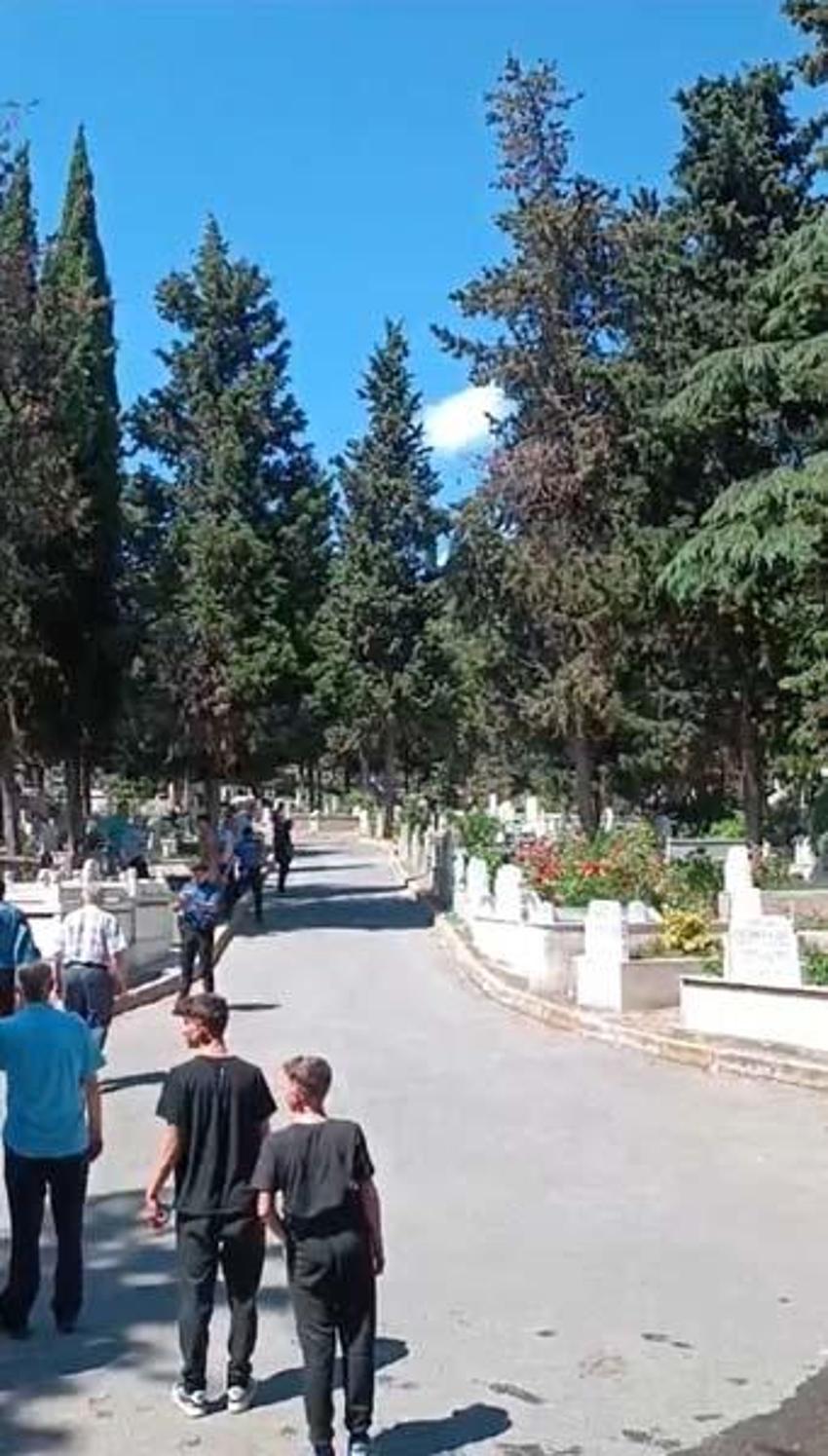 Kızgın boğa mezarlığa daldı: İki kişiyi yaraladı, kabir ziyaretine gelenler çıkartıldı