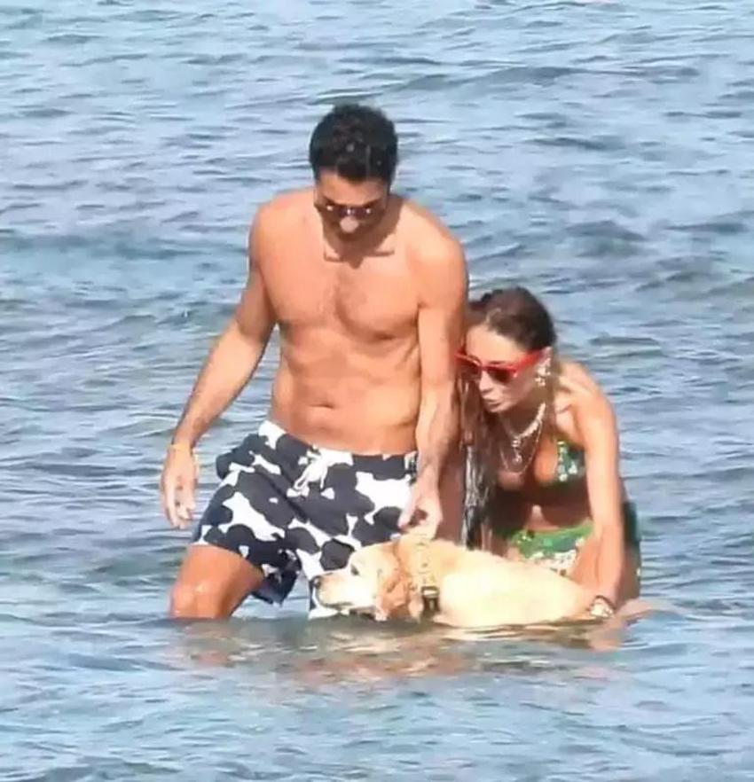 Merve Oflaz plajda rüzgar gibi esti! Kızım'la deniz keyfi 