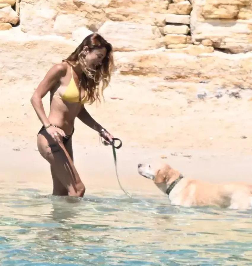 Merve Oflaz plajda rüzgar gibi esti! Kızım'la deniz keyfi 
