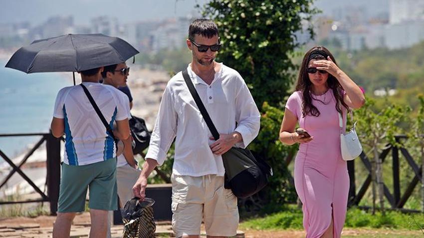 Bunaltıcı sıcaklar geri döndü! Termometreler 43 dereceyi gösterdi, sıcak hava dalga dalga yayılıyor