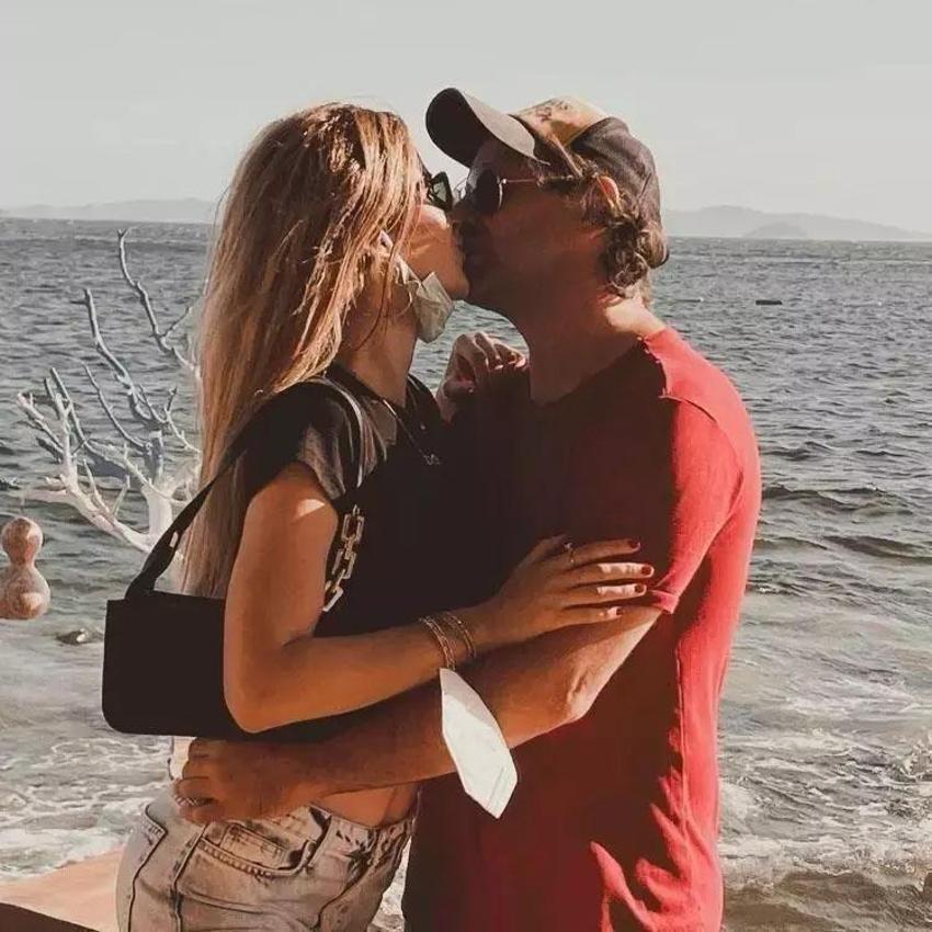 Kaan Tangöze ailesiyle tatile çıktı! Kıvılcım Ural iskeleden izledi