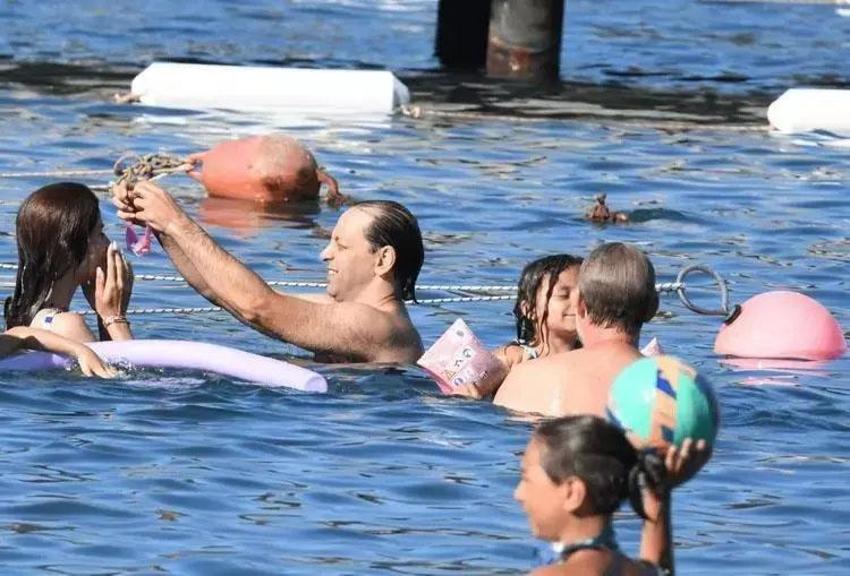 Kaan Tangöze ailesiyle tatile çıktı! Kıvılcım Ural iskeleden izledi
