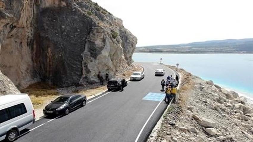 Salda gölü'ne asfalt döküldü! Vereceği zarar göz ardı edildi