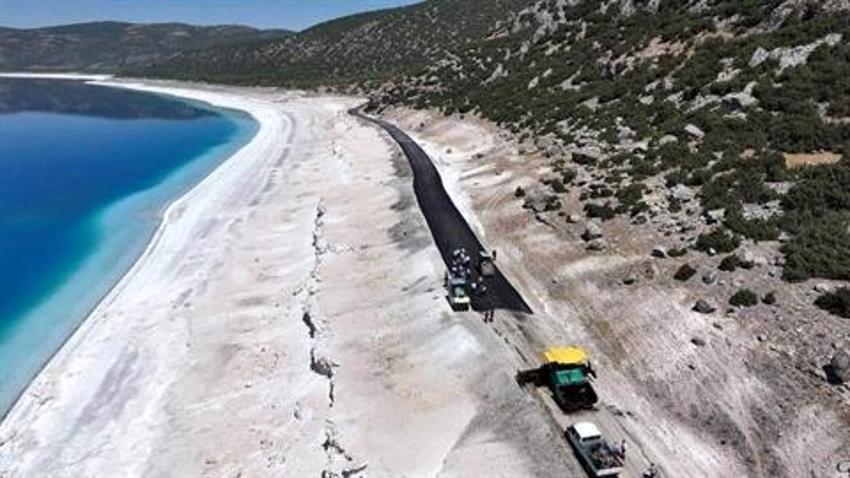 Salda gölü'ne asfalt döküldü! Vereceği zarar göz ardı edildi