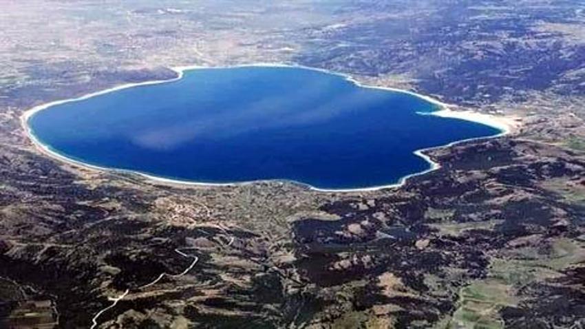 Salda gölü'ne asfalt döküldü! Vereceği zarar göz ardı edildi