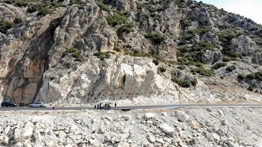 Salda gölü'ne asfalt döküldü! Vereceği zarar göz ardı edildi