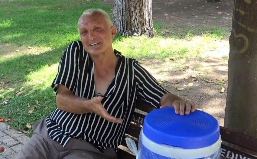 Adana sıcağında termosla gezmeye başladı