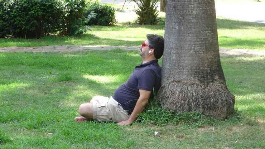 Adana sıcağında termosla gezmeye başladı
