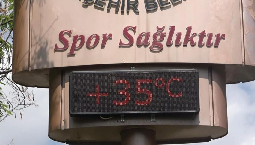 Adana sıcağında termosla gezmeye başladı