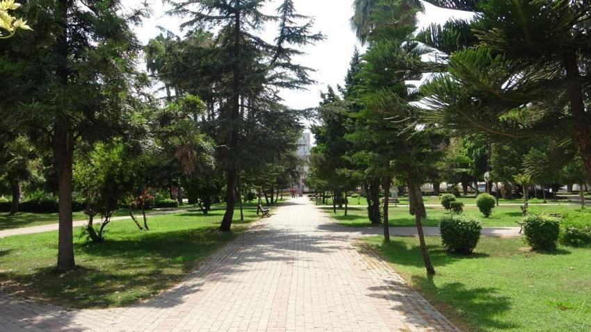 Adana sıcağında termosla gezmeye başladı