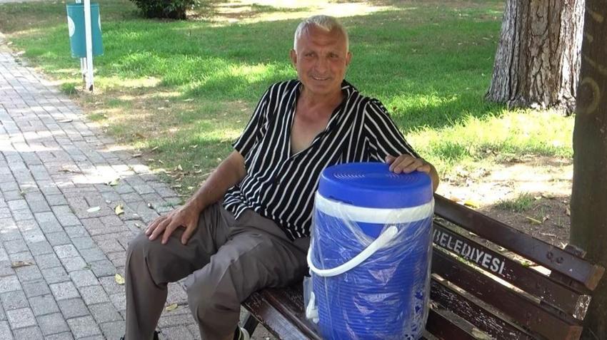 Adana sıcağında termosla gezmeye başladı