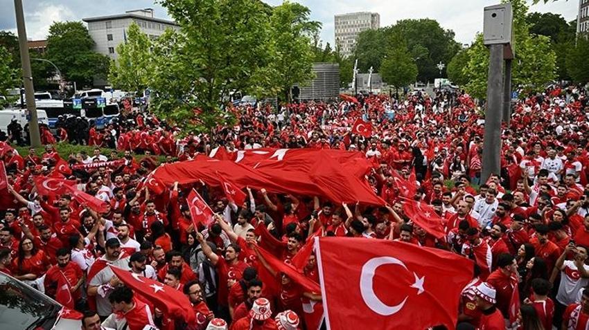 Almanya'da A Millilere büyük destek! Dortmund sokakları 'kırmızı - beyaza' büründü
