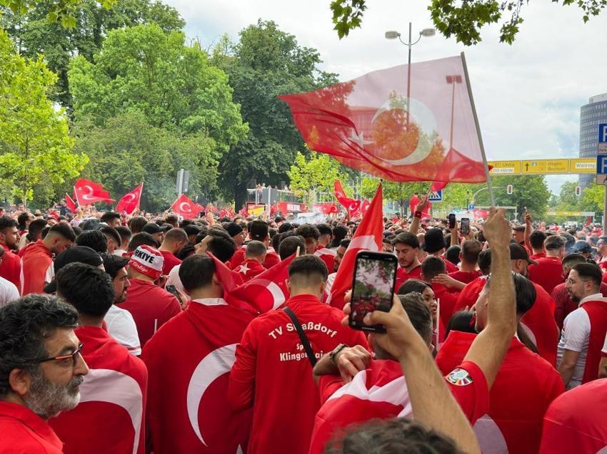 Almanya'da A Millilere büyük destek! Dortmund sokakları 'kırmızı - beyaza' büründü