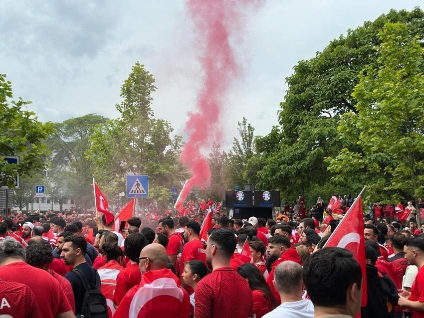 Almanya'da A Millilere büyük destek! Dortmund sokakları 'kırmızı - beyaza' büründü