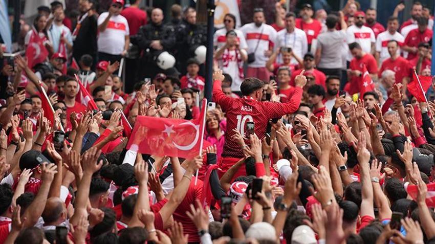 Almanya'da A Millilere büyük destek! Dortmund sokakları 'kırmızı - beyaza' büründü