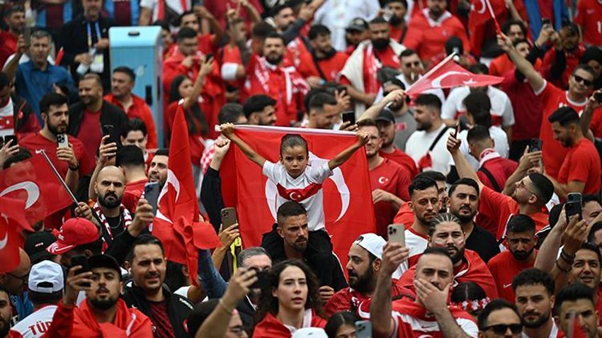 Almanya'da A Millilere büyük destek! Dortmund sokakları 'kırmızı - beyaza' büründü