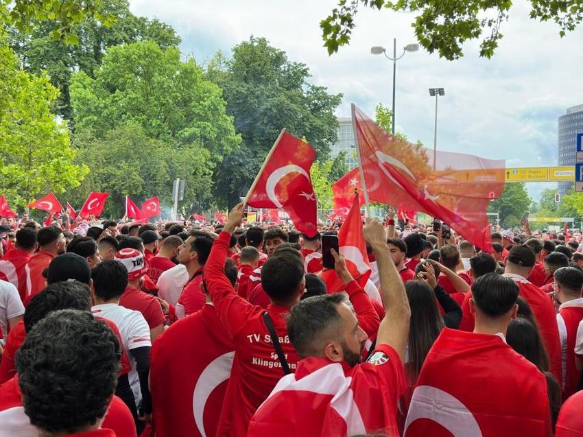 Almanya'da A Millilere büyük destek! Dortmund sokakları 'kırmızı - beyaza' büründü