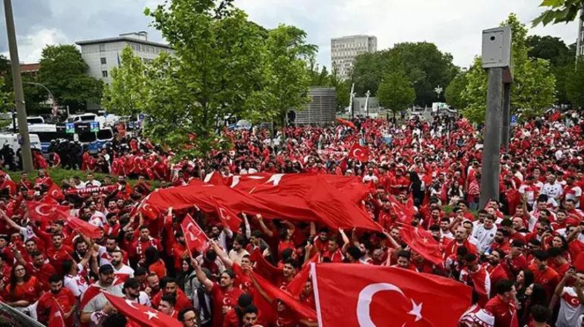 Türkiye-Gürcistan maçı öncesi büyük heyecan! Tribünde taraftarlar arasında gerginlik yaşandı