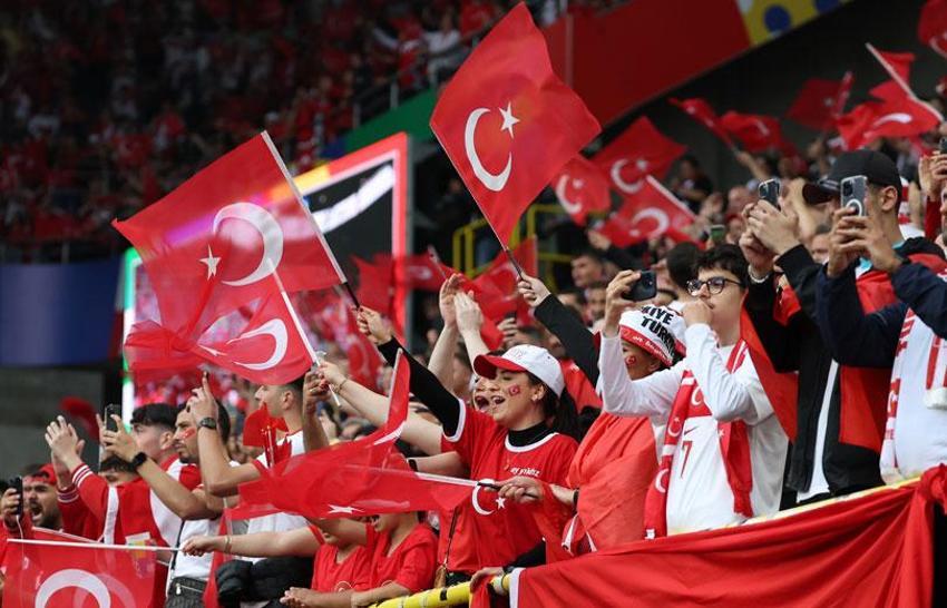 Türkiye-Gürcistan maçı öncesi büyük heyecan! Tribünde taraftarlar arasında gerginlik yaşandı