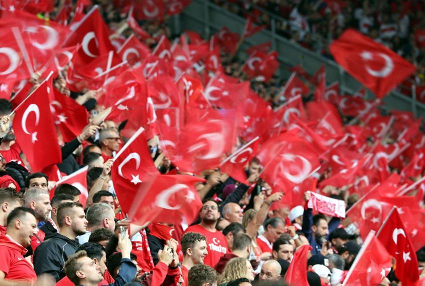 Türkiye-Gürcistan maçı öncesi büyük heyecan! Tribünde taraftarlar arasında gerginlik yaşandı