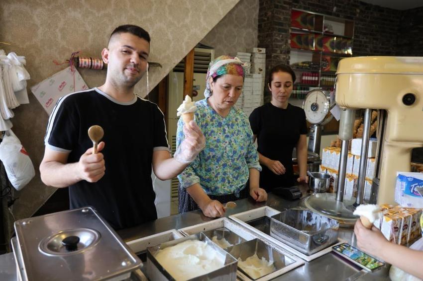 Keçi sütüyle yaptığı dondurmaya büyük ilgi: Çevre illerden gelenler var