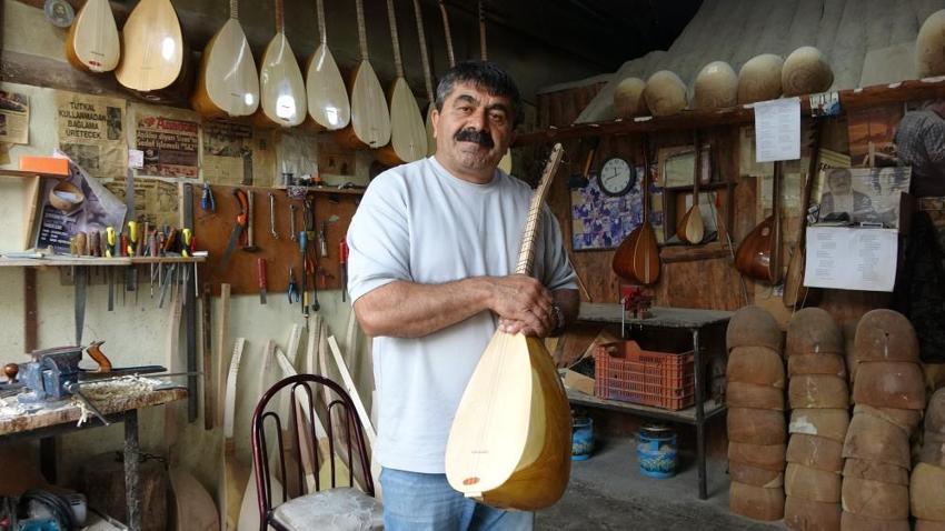Kekemeliğini saz çalıp türkü söyleyerek yendi! Hastalığından böyle kurtuldu