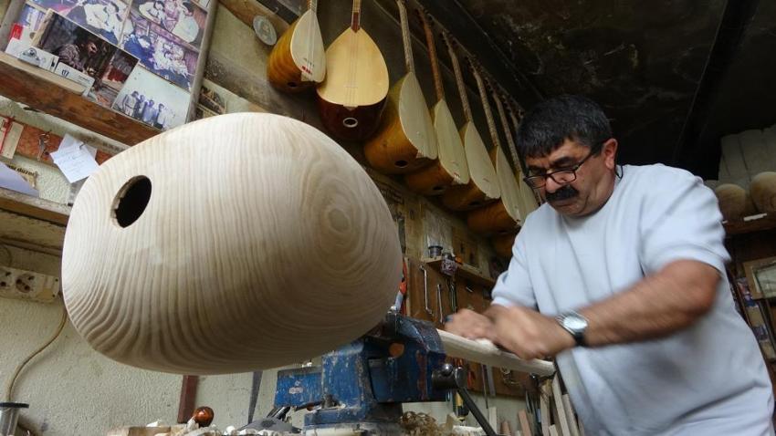Kekemeliğini saz çalıp türkü söyleyerek yendi! Hastalığından böyle kurtuldu