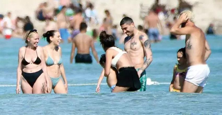 Ünlüler halk plajına akın etti! Tatilciler şaşkınlığını gizleyemedi