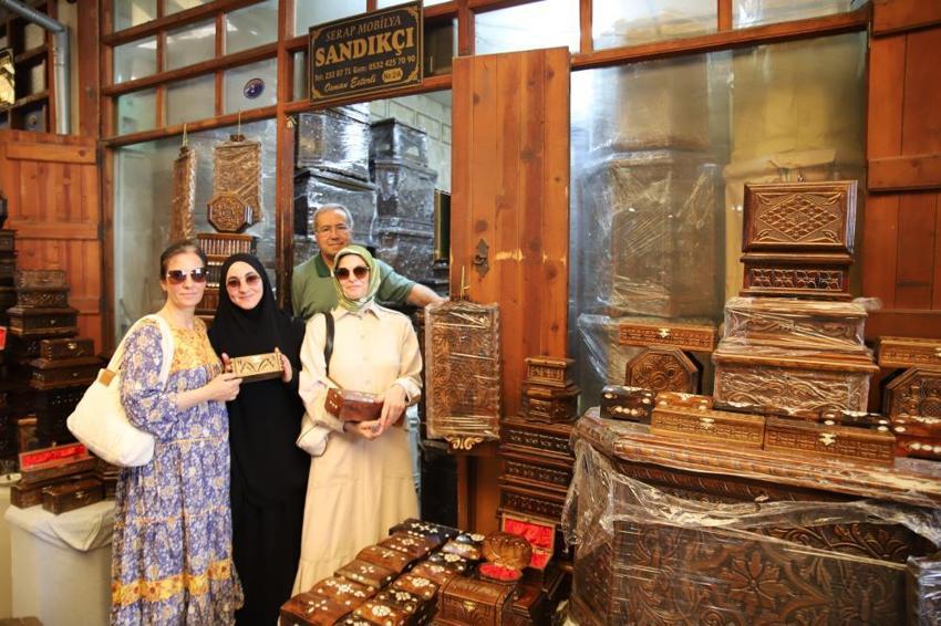 65 yıldır genç kızların çeyizlik sandıklarını el emeğiyle yapıyor