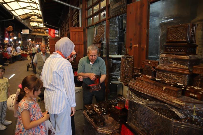 65 yıldır genç kızların çeyizlik sandıklarını el emeğiyle yapıyor