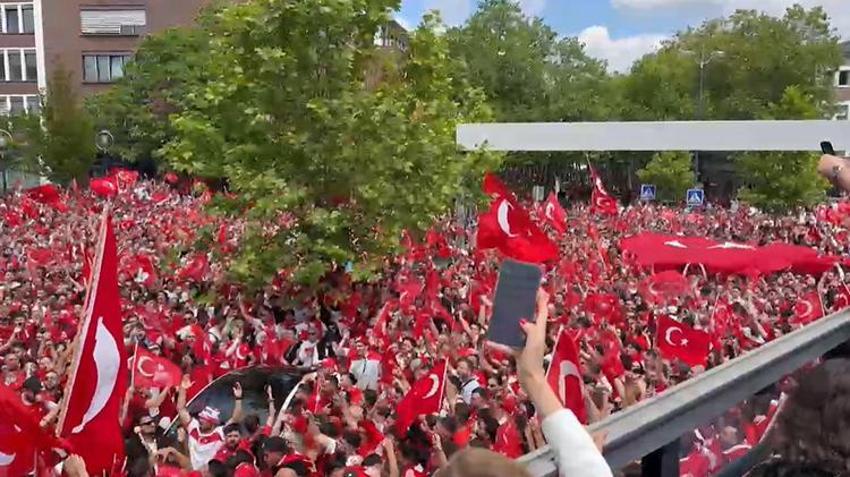 Almanya kırmızı-beyaza büründü! Dortmund'da “Ölürüm Türkiyem” türküsü yankılandı