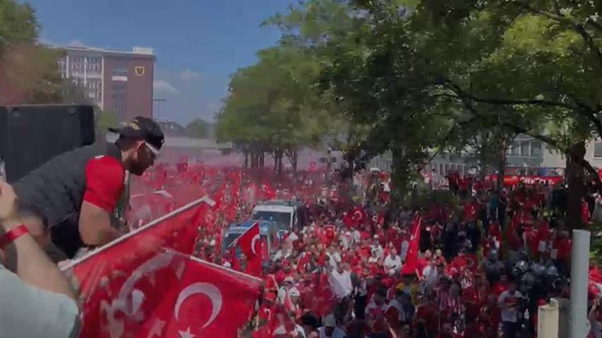 Almanya kırmızı-beyaza büründü! Dortmund'da “Ölürüm Türkiyem” türküsü yankılandı