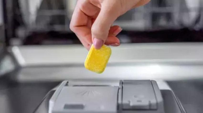 Bulaşıklarda kokuyu bir çırpıda yok ediyor! Deterjana bir kaşık koyun, soğuk suda dahi inci gibi parlayacak