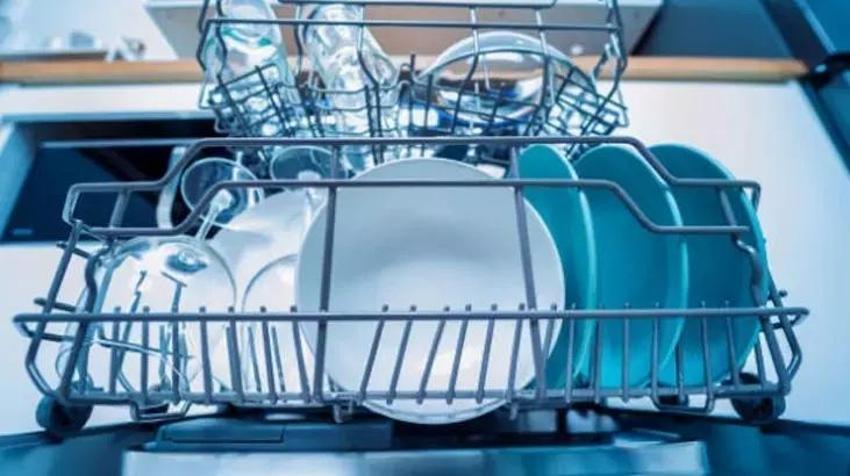 Bulaşıklarda kokuyu bir çırpıda yok ediyor! Deterjana bir kaşık koyun, soğuk suda dahi inci gibi parlayacak