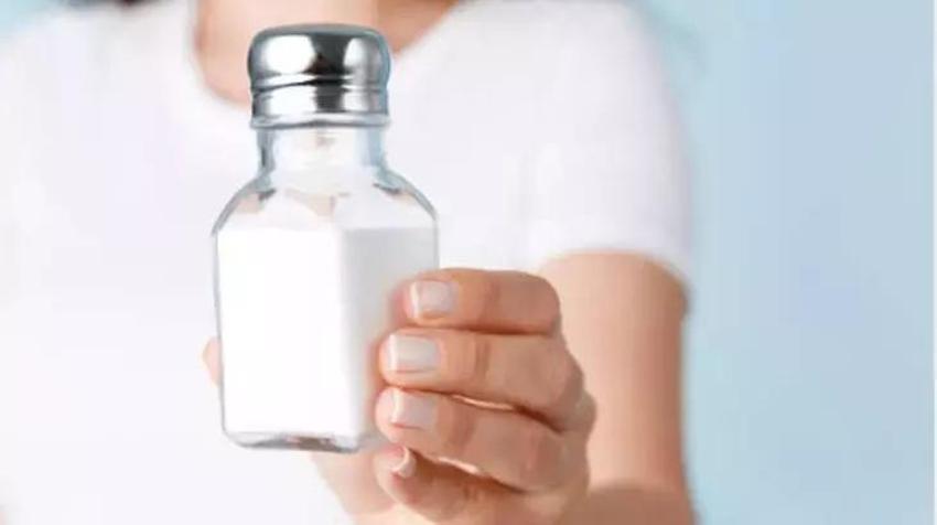 Bulaşıklarda kokuyu bir çırpıda yok ediyor! Deterjana bir kaşık koyun, soğuk suda dahi inci gibi parlayacak