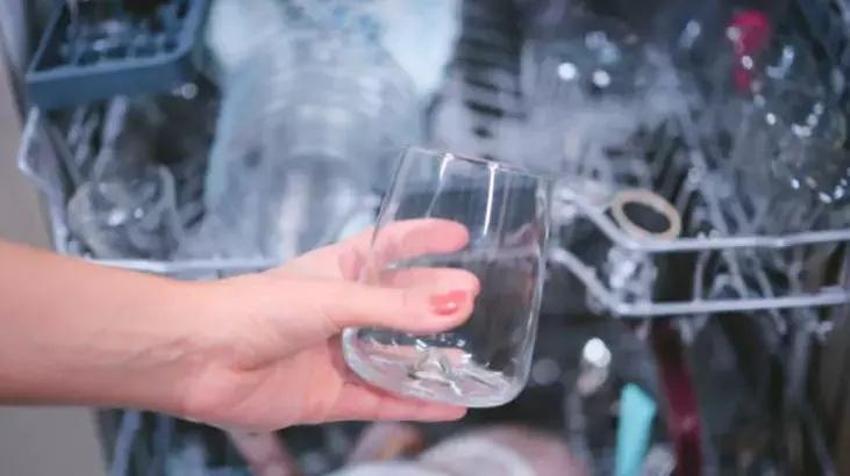 Bulaşıklarda kokuyu bir çırpıda yok ediyor! Deterjana bir kaşık koyun, soğuk suda dahi inci gibi parlayacak