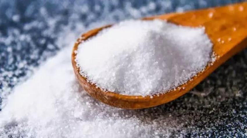 Bulaşıklarda kokuyu bir çırpıda yok ediyor! Deterjana bir kaşık koyun, soğuk suda dahi inci gibi parlayacak