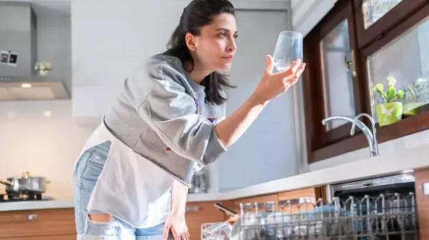 Bulaşıklarda kokuyu bir çırpıda yok ediyor! Deterjana bir kaşık koyun, soğuk suda dahi inci gibi parlayacak