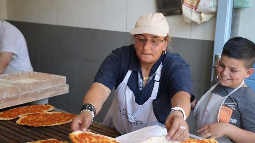 Gaziantep'in kadın pide ustası erkeklere taş çıkartıyor! Her gün bin 500 ekmek yaptık